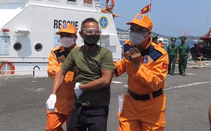 Rescatan en aguas vietnamitas a marinero extranjero con problema de salud severo. (Fotografía: VNA)