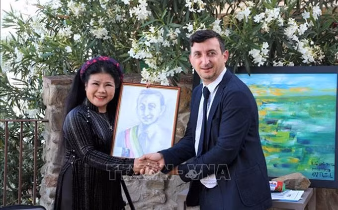 La artista vietnamita Van Duong Thanh y el alcalde de la ciudad italiana de Passignano. Sandro Pasquali. (Fotografía: VNA)