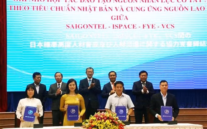 Representantes de las empresas japonesas y agencias relevantes de Long An firman acuerdos de cooperación. (Fotografía: VNA)