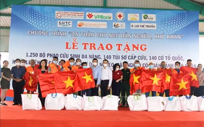 Entregan banderas y botes salvavidas a pescadores en provincia sureña de Binh Thuan.