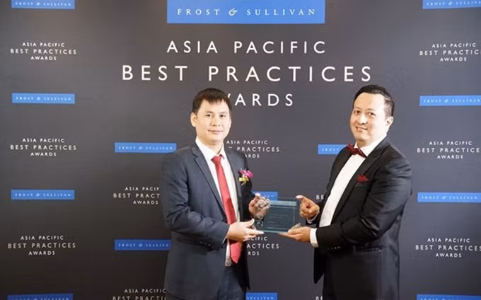 El grupo de telecomunicaciones Viettel recibie el premio al mejor proveedor de servicios de datos móviles en Vietnam 2019, otorgado por la empresa consultora Frost & Sullivan. (Fotografía: vietteltelecom.vn)