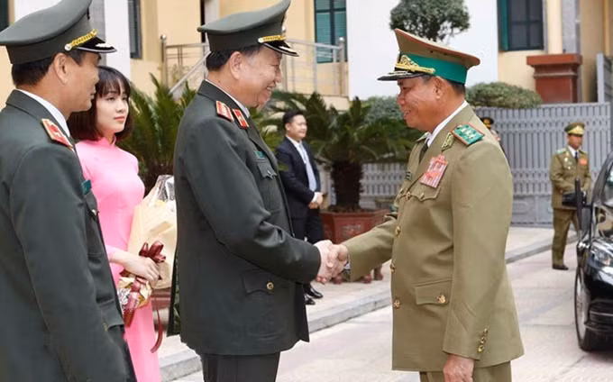 El ministro de Seguridad Pública de Vietnam, To Lam, recibe a su homólogo laosiano, Vilay Lakhamfong.