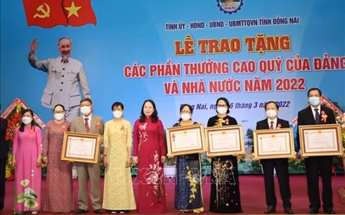 Honran a personas destacadas en movimientos de emulación patriótica en Vietnam. (Fotografía: qdnd.vn)