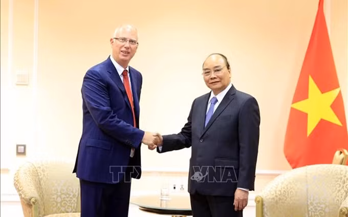 El director ejecutivo del Fondo Ruso de Inversión Directa, Kirill Dmitriev, y el presidente de Vietnam, Nguyen Xuan Phuc. (Fotografía: VNA)