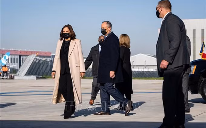 La vicepresidenta de Estados Unidos, Kamala Harris, llega al aeropuerto de París-Orly, para comenzar una visita a Francia el 11 de septiembre. (Fotografía: AFP / VNA)