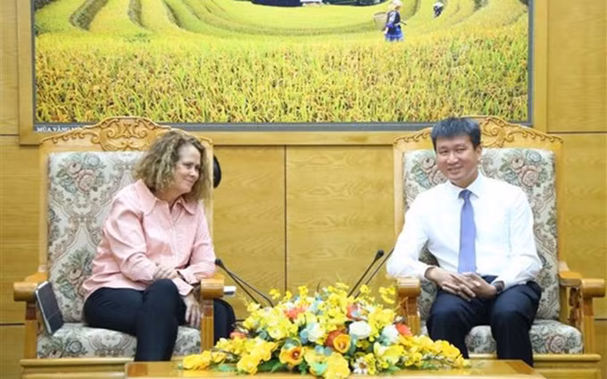 El presidente del Comité Popular de Yen Bai, Tran Huy Tuan, recibe a la directora nacional para Asia Oriental y el Pacífico del Banco Mundial en Vietnam, Carolyn Turk. (Fotografía: VNA)