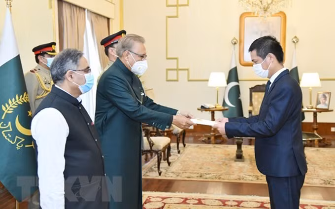 El embajador vietnamita en Islamabad, Nguyen Tien Phong, presenta sus cartas credenciales al presidente de Pakistán, Arif Alvi. (Fotografía: VNA)