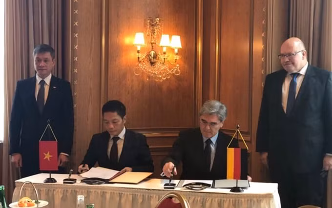 Escena de la ceremonia de firma. (Fotografía: moit.gov.vn)