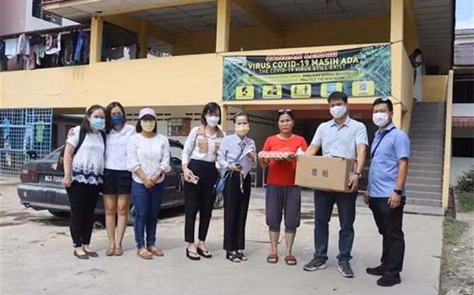 Representantes de la Embajada de Vietnam en Malasia y donantes presentan obsequios a los trabajadores vietnamitas afectados por las recientes inundaciones en el estado de Selangor (Fuente: VNA)