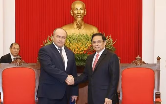 Pham Minh Chinh (derecha) e Igor Lyashenko. (Fotografía: VNA)