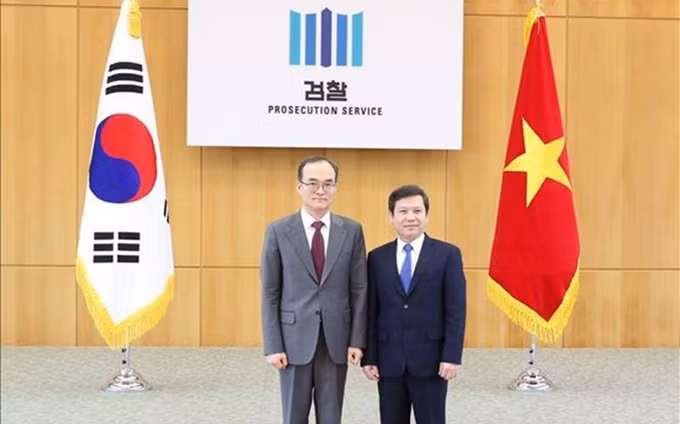 El presidente de la Fiscalía Popular Suprema de Vietnam, Le Minh Tri (D) y su homólogo surcoreano (I), Moon Moo-il. (Fotografía: VNA)