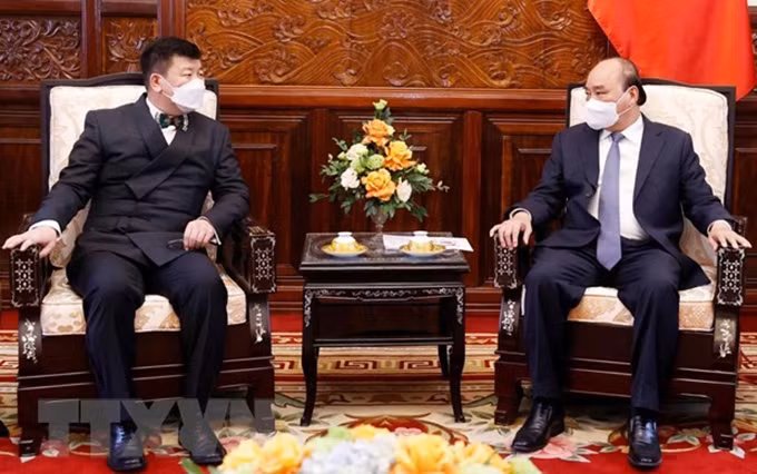 El presidente de Vietnam, Nguyen Xuan Phuc, recibe al nuevo embajador mongol, Jigjee Sereejav. (Fotografía: VNA)