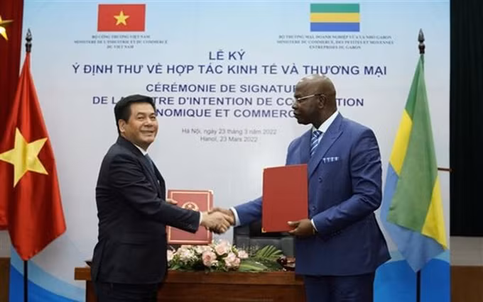 El ministro de Industria y Comercio de Vietnam, Nguyen Hong Dien (izquierda), y Yves Fernand Manfoumbi, titular de Comercio, y Empresas medianas y pequeñas de Gabón. (Fotografía: VNA)