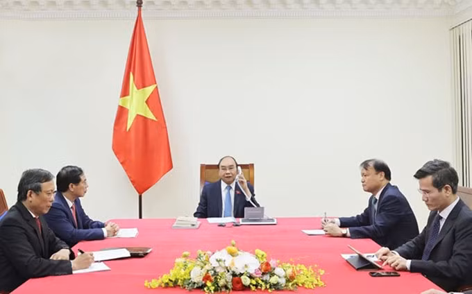 El primer ministro de Vietnam, Nguyen Xuan Phuc, sostiene conversaciones telefónicas con el presidente de Chile, Sebastián Piñera. (Fotografía: VNA)