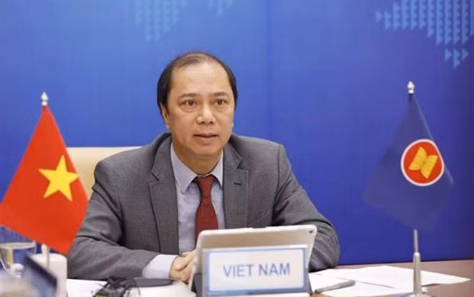 El vicecanciller de Vietnam Nguyen Quoc Dung asiste al Diálogo ASEAN-Nueva Zelanda, efectuado de forma virtual. (Fotografía: VNA)