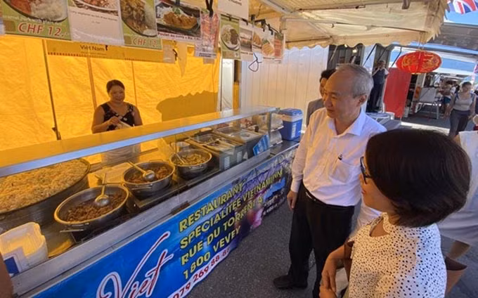El embajador Phung The Long en un pabellón de gastronomía vietnamita en Vevey. (Fotografía: VNA)