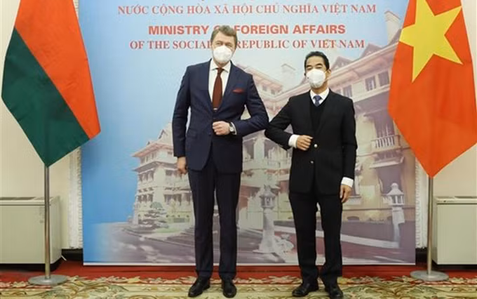 El viceministro de Relaciones Exteriores de Vietnam To Anh Dung y su homólogo bielorruso Nikolai Borisevich. (Fotografía: VNA)
