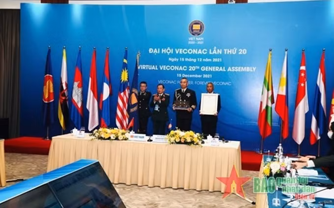 La ceremonia de entrega del cargo como presidente de la Confederación de Veteranos de la Asean a la Organización de Veteranos de Guerra de Tailandia. (Fotografía: qdnd.vn)