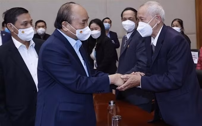 El presidente vietnamita, Nguyen Xuan Phuc, otorga obsequios a familias beneficiarias de las políticas sociales. (Fotografía: VNA)
