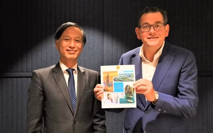 El embajador de Hanói en Australia, Nguyen Tat Thanh (izquierda), y el premier del estado australiano de Victoria, Daniel Andrews. (Fotografía: VNA)