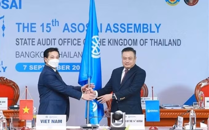 La ceremonia de transferencia del cargo de presidente de ASOSAI para el período 2021-2024 del auditor general del Estado de Vietnam, Tran Sy Thanh, al titular de la Auditoría Estatal de Tailandia, Chanathap Indamra (Fuente: VNA)