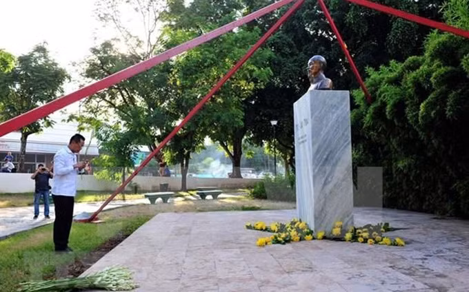 El embajador de Vietnam en Cuba, Nguyen Trung Thanh, ante el busto del Presidente Ho Chi Minh. (Fotografía:VNA)