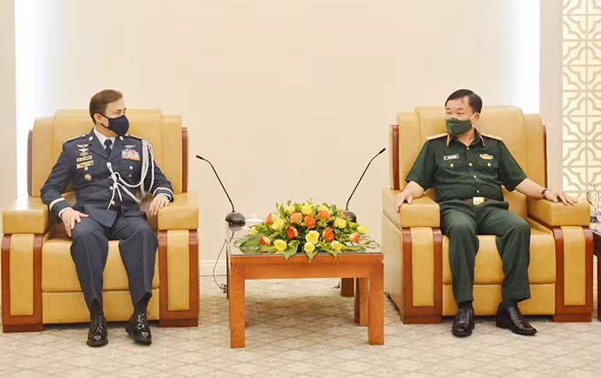 El viceministro vietnamita Hoang Xuan Chien (derecha) y el agregado militar filipino en el país, Ulysses S. Mancao. (Fotografía: qdnd.vn)