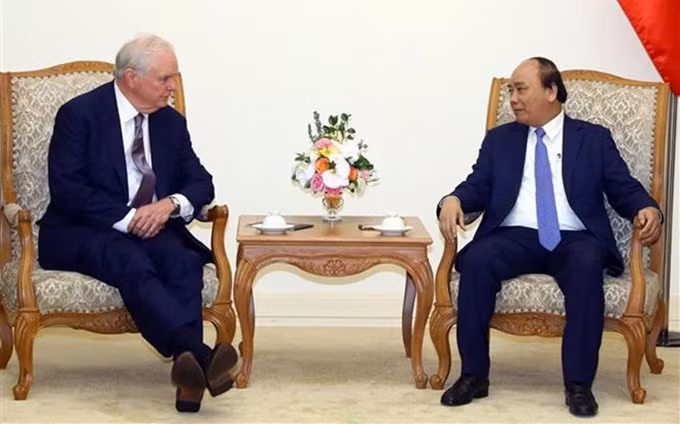 El Primer Ministro de Vietnam, Nguyen Xuan Phuc, recibe al profesor Thomas Vallely. (Fuente: VNA)