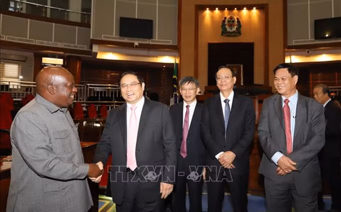 Presidente de la Asamblea Nacional anfitriona, Job Ndugai recibe a la delegación vietnamita. (Fotografía: VNA)