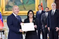El embajador Vo Tuan Ngoc presenta sus cartas credenciales a la presidenta encargada de Venezuela, Delcy Rodríguez. (Foto: Cortesía de la Embajada de Vietnam en Venezuela) 