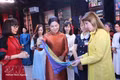 Ngo Phuong Ly, esposa del secretario general del Partido Comunista y presidente Vietnam, To Lam, y Maricel Cohen de Mulino, cónyuge del presidente de Panamá, José Raúl Mulino, participan en un programa de experiencia cultural sobre las minorías étnicas de Vietnam en el Templo de la Literatura, en Hanói. (Foto: VNA)