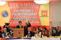 El senador y coordinador nacional del Partido PT, Alberto Anaya Gutiérrez, muestra el libro "Aspiración por un Vietnam fuerte y próspero en la nueva era" en el seminario. (Foto: VNA)