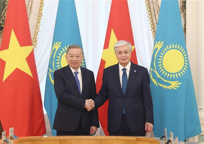El secretario general del Partido Comunista de Vietnam, To Lam (izquierda), y el presidente de Kazajistán, Kassym-Jomart Tokayev. (Foto: VNA)