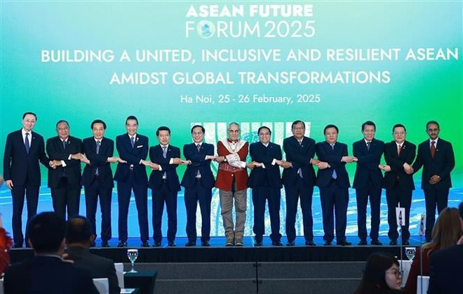El primer ministro de Vietnam, Pham Minh Chinh (sexto desde la derecha), y los jefes de las delegaciones participantes en el AFF 2025. (Foto: VNA)
