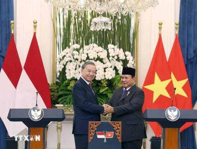 El secretario general del Partido Comunista de Vietnam, To Lam (izquierda), y el presidente de Indonesia, Prabowo Subianto, se reúnen con la prensa (Foto: VNA)