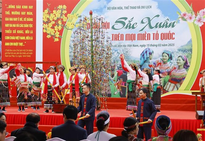 Una actuación de conjunto de instrumentos tradicionales del grupo étnico Thai de la provincia de Thanh Hoa. (Foto: VNA)