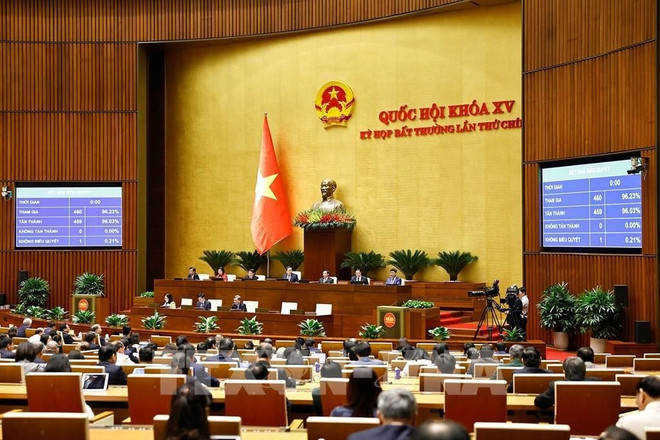 La Asamblea Nacional de Vietnam aprueba una resolución para elevar el objetivo de crecimiento del PIB de Vietnam a al menos el ocho por ciento en 2025 y tasas de dos dígitos en el período 2026-2030 en su novena sesión extraordinaria de la XV Legislatura (Foto: VNA) La Asamblea Nacional de Vietnam aprueba una resolución para elevar el objetivo de crecimiento del PIB de Vietnam a al menos el ocho por ciento en 2025 y tasas de dos dígitos en el período 2026-2030 en su novena sesión extraordinaria de la XV Legislatura (Foto: VNA)