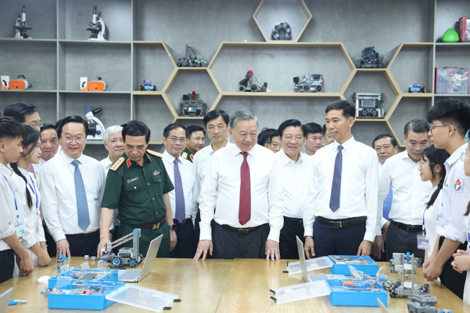 En el acto de entrega una sala de clase STEM a la escuela secundaria de Kim Lien. (Fotografía: VNA)
