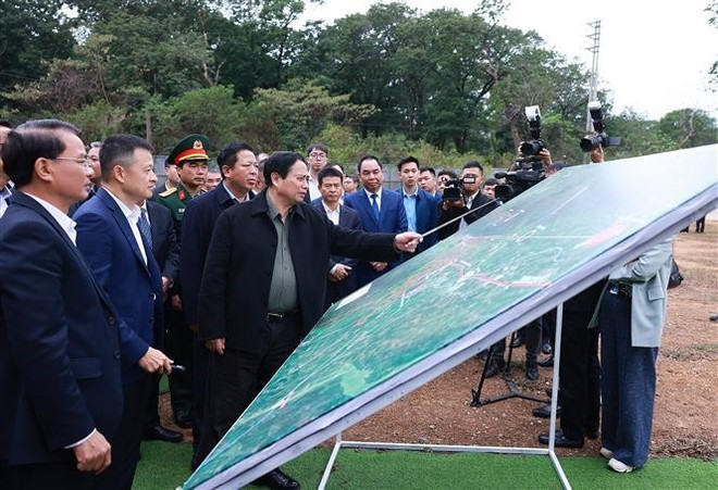 El primer ministro Pham Minh Chinh visita el sitio de desarrollo del complejo turístico ecológico Tam Dao 2 en el distrito homónimo. (Foto: VNA) El primer ministro Pham Minh Chinh visita el sitio de desarrollo del complejo turístico ecológico Tam Dao 2 en el distrito homónimo. (Foto: VNA)
