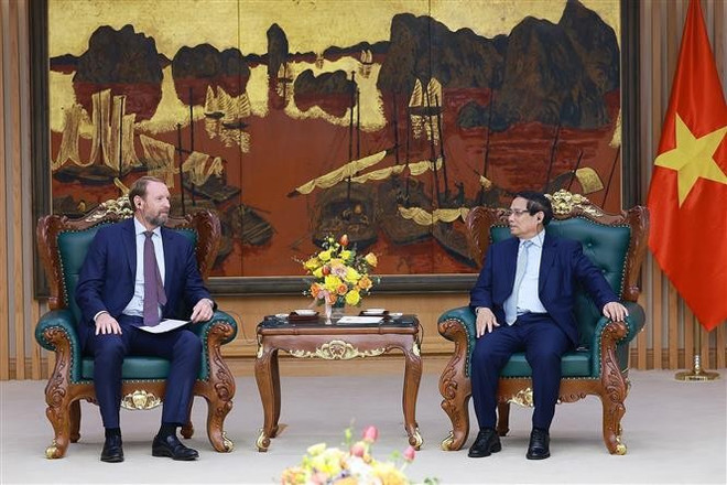 El primer ministro de Vietnam, Pham Minh Chinh (derecha), dialoga con Nate Franklin, presidente de Pacifico Energy. (Foto: VNA)