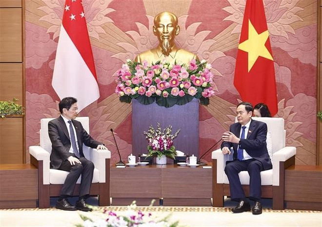 El presidente de la Asamblea Nacional de Vietnam, Tran Thanh Man (derecha), dialoga con el primer ministro de Singapur, Lawrence Wong. (Foto: VNA)