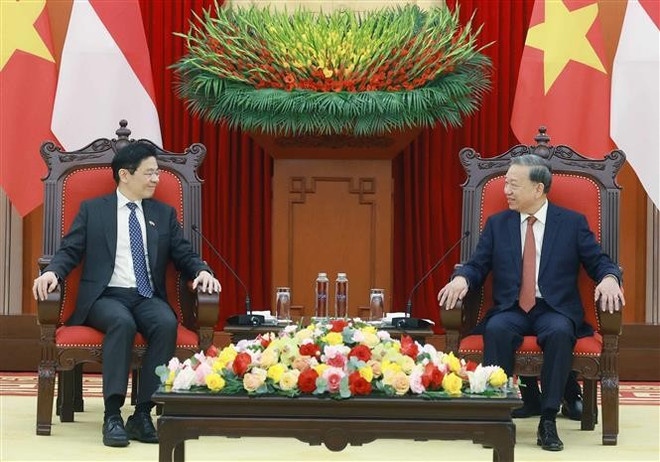 El secretario general del Partido Comunista de Vietnam, To Lam (derecha), conversa con el primer ministro de Singapur, Lawrence Wong (Foto: VNA) El secretario general del Partido Comunista de Vietnam, To Lam (derecha), conversa con el primer ministro de Singapur, Lawrence Wong (Foto: VNA)
