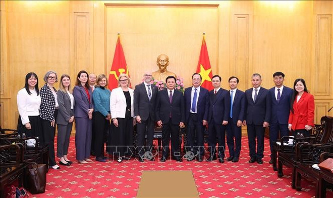 El director de la Academia Nacional de Política Ho Chi Minh, Nguyen Xuan Thang, y el embajador canadiense, Shawn Steil, junto con los delegados (Foto: VNA) El director de la Academia Nacional de Política Ho Chi Minh, Nguyen Xuan Thang, y el embajador canadiense, Shawn Steil, junto con los delegados (Foto: VNA)