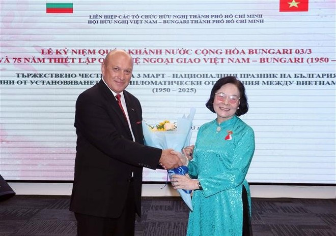 La presidenta de la Asociación de Amistad Vietnam-Bulgaria de Ciudad Ho Chi Minh, Hoang Thai Lan (derecha), entrega flores de felicitación al consejero económico y comercial búlgaro en la urbe, Oleg Marinov, durante la ceremonia. (Foto: VNA) La presidenta de la Asociación de Amistad Vietnam-Bulgaria de Ciudad Ho Chi Minh, Hoang Thai Lan (derecha), entrega flores de felicitación al consejero económico y comercial búlgaro en la urbe, Oleg Marinov, durante la ceremonia. (Foto: VNA)