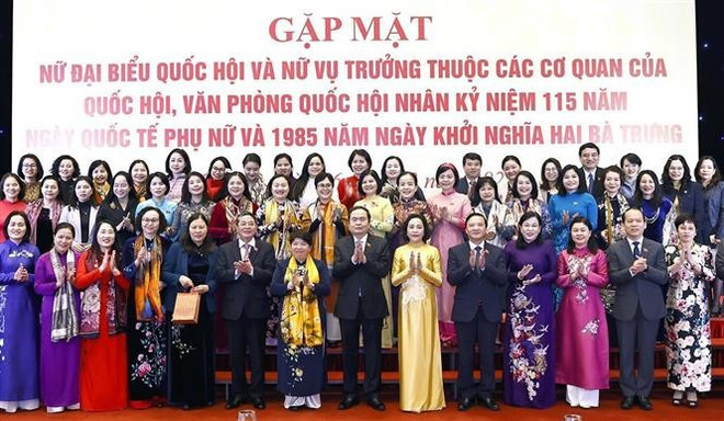 El presidente de la Asamblea Nacional de Vietnam, Tran Thanh Man, y las diputadas (Foto: VNA) El presidente de la Asamblea Nacional de Vietnam, Tran Thanh Man, y las diputadas (Foto: VNA)