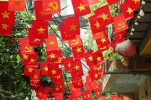 Las calles de la capital de Hanói se tiñen de rojo brillante con la bandera nacional con motivo del Día Nacional del 2 de septiembre. (Foto: Quoc Khanh/VNA)