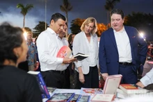 El embajador de Estados Unidos en Vietnam, Marc E. Knapper, y funcionarios de la ciudad de Da Nang en el evento. (Foto: Nhan Dan)