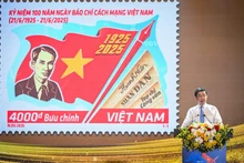 Bui Hoang Phuong, viceministro vietnamita de Ciencia y Tecnología, presenta la colección de sellos (Foto: THANH DAT)