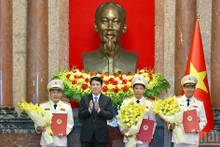 [Foto] Presidente vietnamita entrega decisión de ascenso al rango de teniente general a dirigentes del Ministerio de Seguridad Pública