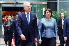 El presidente de Lituania, Gitanas Nausėda, y su esposa llegan a Hanói, iniciando su visita oficial a Vietnam. (Foto: VNA)